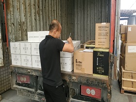 紅酒裝車